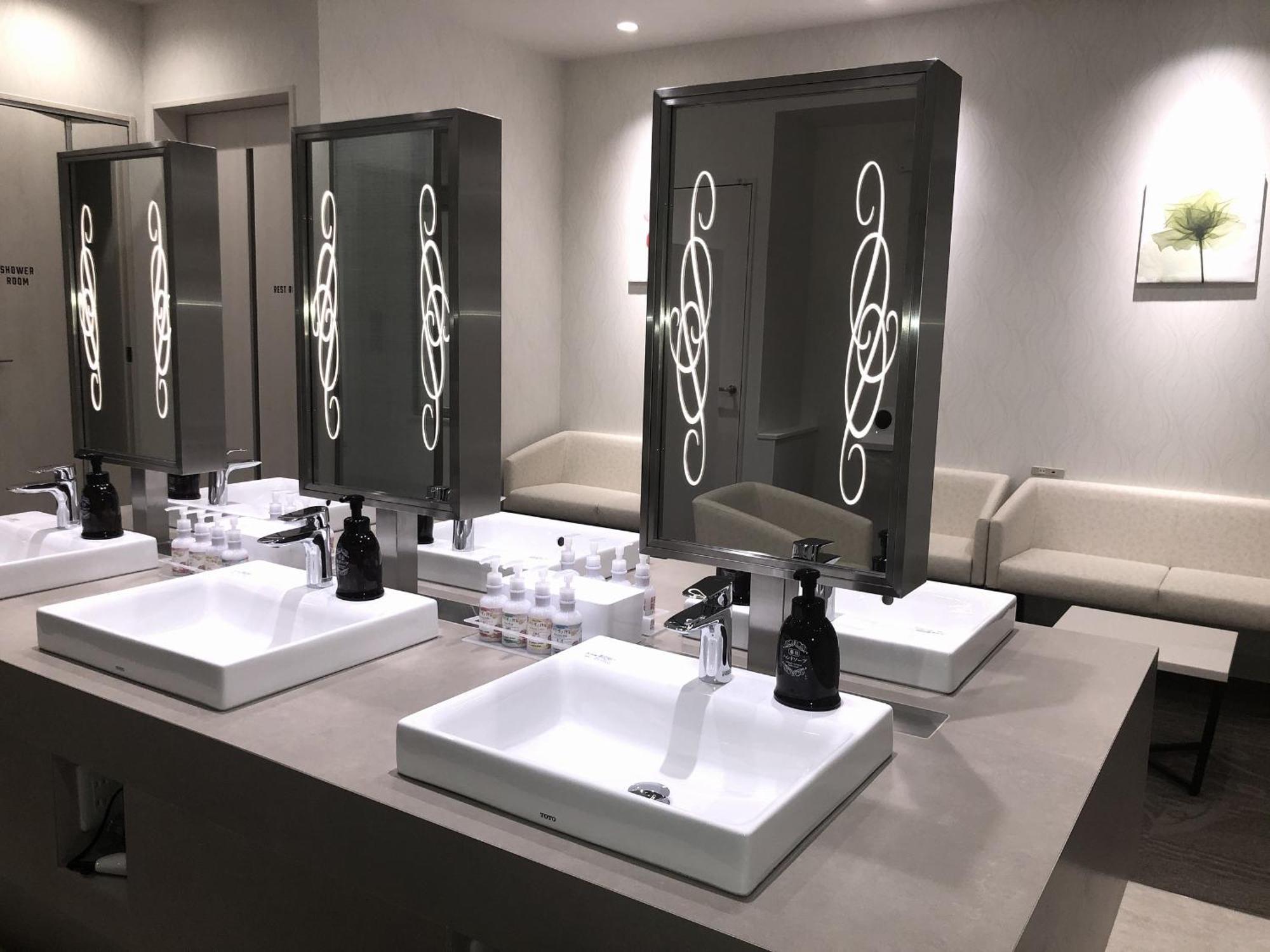 Capsule Hotel J Garden Shin-Osaka Exterior photo